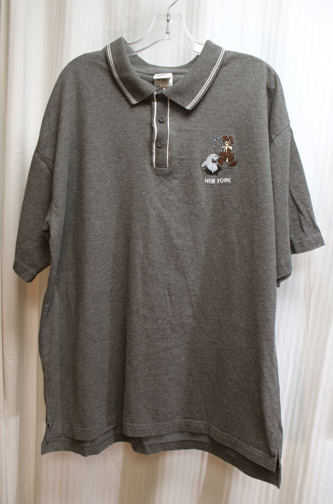 Vintage 2000 - Warner Bros Studio Store - Gray, Wile E Coyote Shark Fishing Embroidered New York - Polo Shirt - Size XL