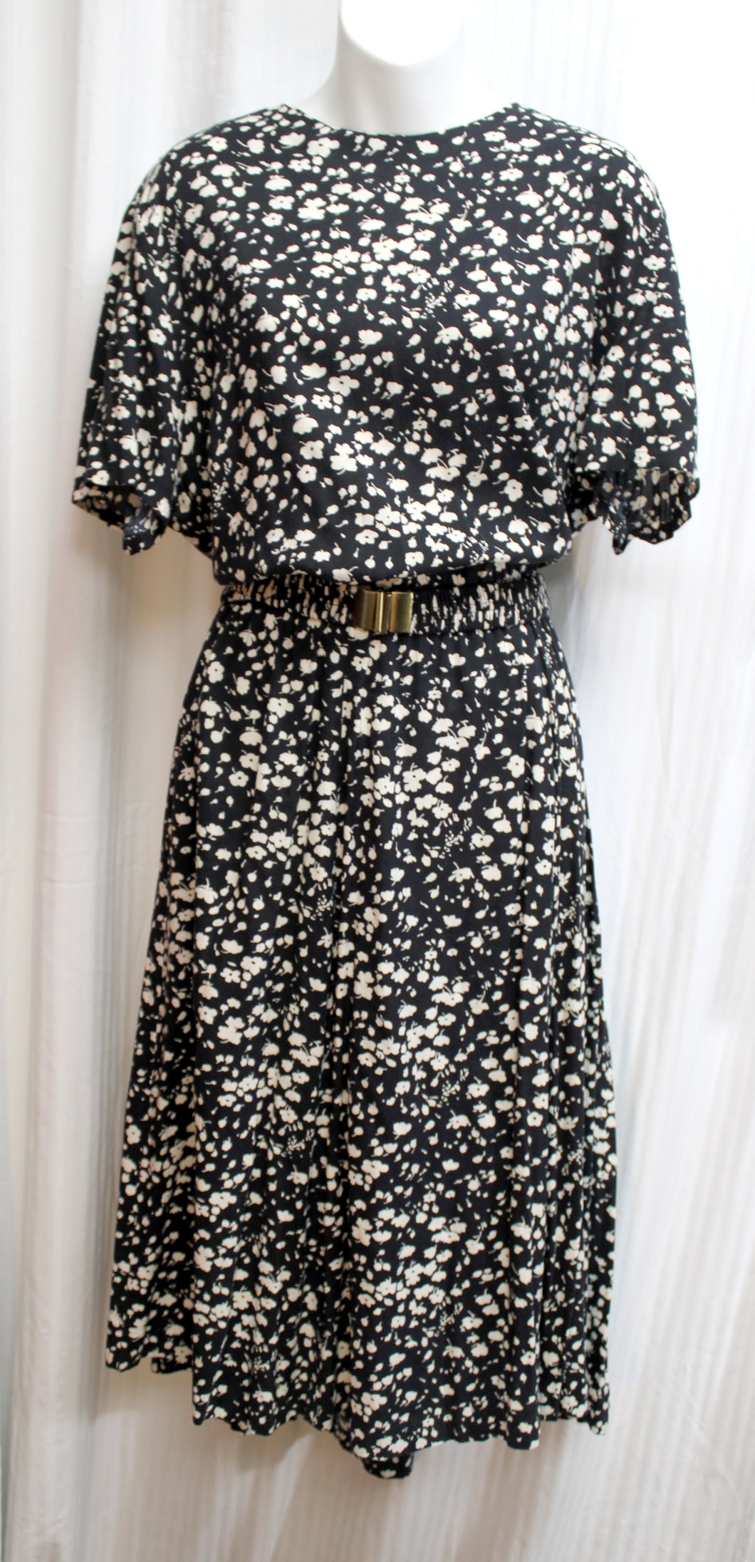 Vintage - Orvis - Black & Off White Floral, Short Sleeve Dress w/ Matching Stretch Belt - Size 18 (Vintage See Measurements)