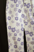 Load image into Gallery viewer, Pacsun - White w/ Periwinkle Flowers, Highrise Denim Jeans - Size 26