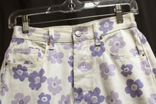 Load image into Gallery viewer, Pacsun - White w/ Periwinkle Flowers, Highrise Denim Jeans - Size 26