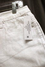 Load image into Gallery viewer, Seven7 - White Raw Hem &quot;Weekend&quot; Shorts - Size 8 (w/ TAG)