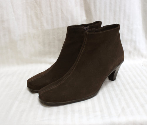 La Canadienne - Brown Suede Rounded Square Toe, Heeled Ankle Boots - Size 9.5M