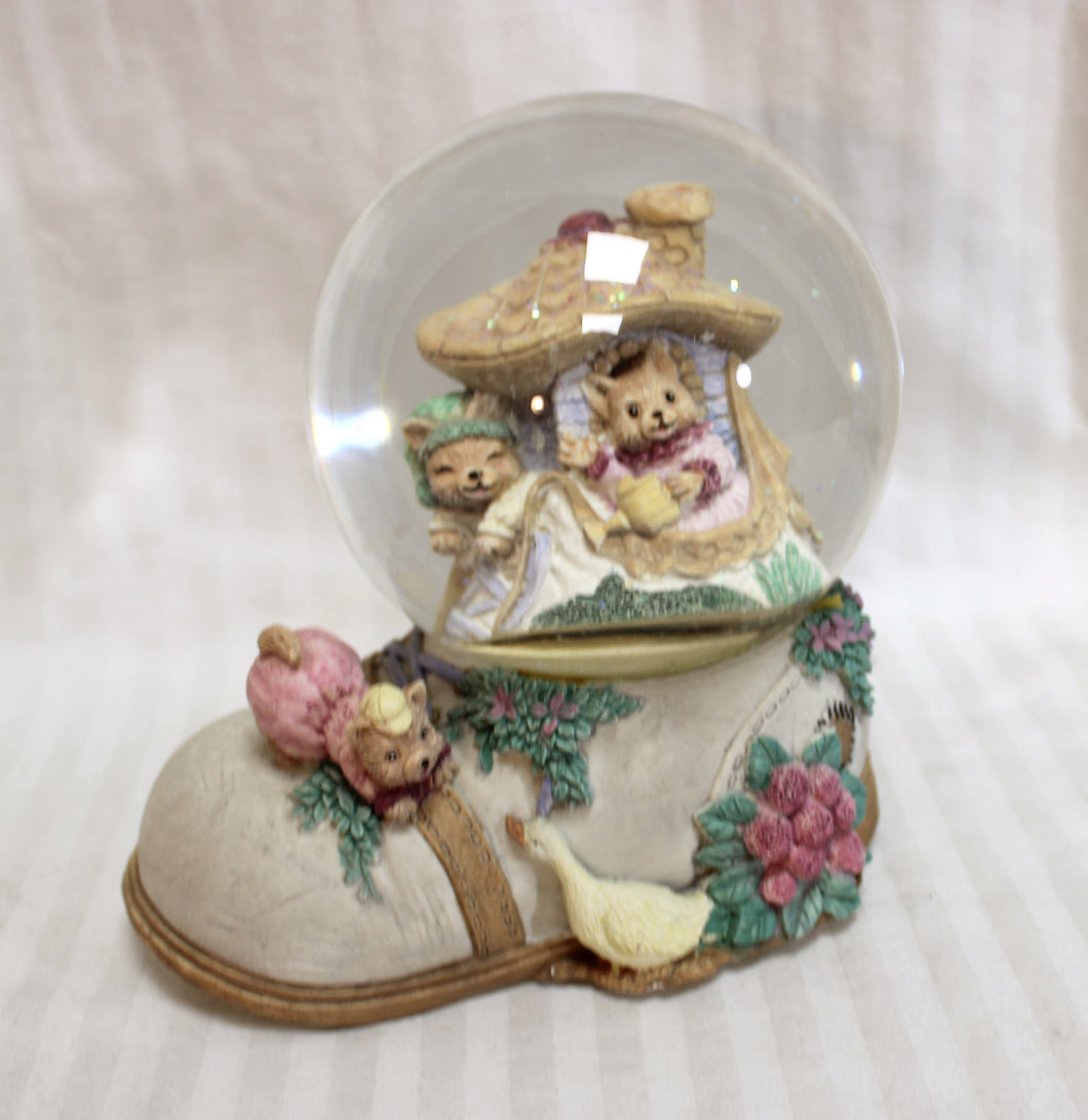 Westland - Old Lady who Lived in a Shoe - Musical Water/Snow Globe